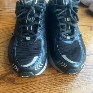 Nike women’s Black and Gray Athletic Running Shoes